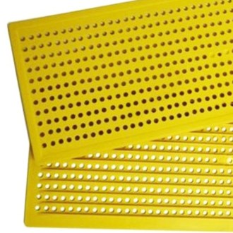 Műanyag anyarács széles 408x148 mm, lyukátmérő 4,8 mm